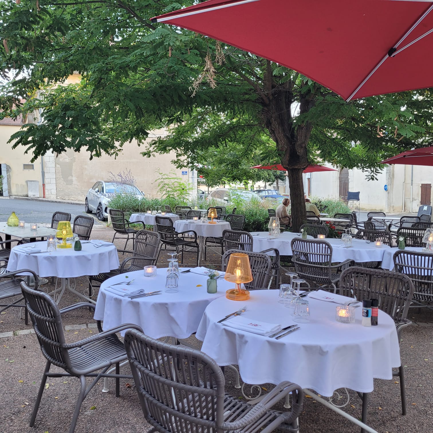 Terrasse dans le jardin de l'Hostellerie du Château Bellenaves